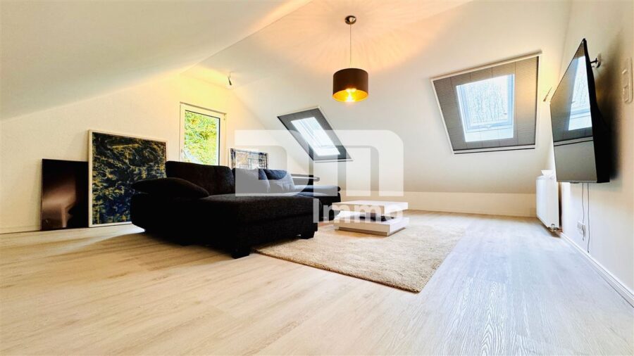 Umfassend saniertes Ein- Zweifamilienhaus auf großem Grundstück in Traumlage - DG WE1 Rechter Gebäudeteil Dachstudio